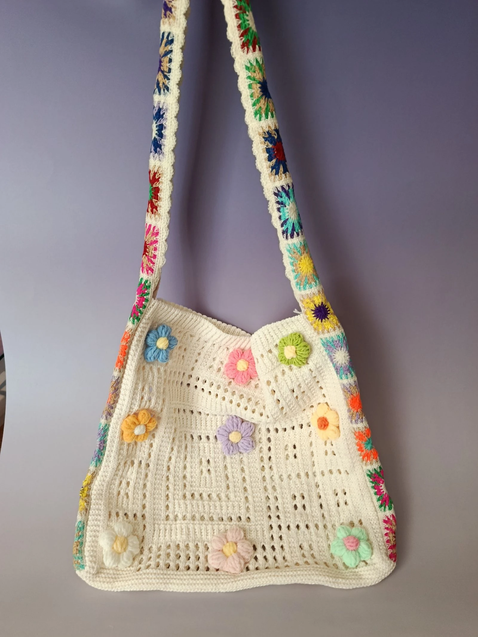 Sac ajouré écru et fleurs colorées 